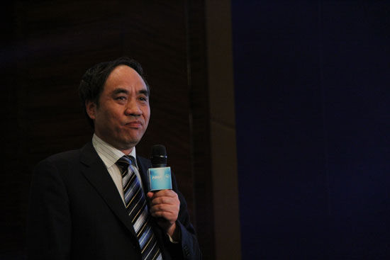 《财经》杂志携手海航集团于2013年4月27日海口举办“探寻企业真实成长”岑岭论坛。上图为全国人大财经委员会副主任委员、民建中间副主席辜胜阻。(图片来源：新浪财经王有涛 摄)