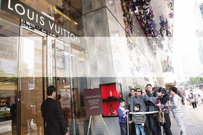 　　2月6日，香港高档奢侈品品牌店外满是排队轮候进店消耗的内地顾客。　　洪少葵摄