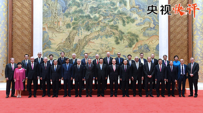 “新形势下，开放应该永不停歇、追求质量，合作应该团结互助、共迎挑战，共赢应该面向未来、携手并进。”中国国家主席习近平21日在会见出席“全球首席执行官委员会”特别圆桌峰会的知名跨国企业负责人时，坚定而有力地回答了面对复杂变化的世界，人类社会何去何从这一时代之问，再次向世界宣示新时代中国扩大对外开放的坚定决心和信心，赢得与会嘉宾和国际社会的强烈共鸣。